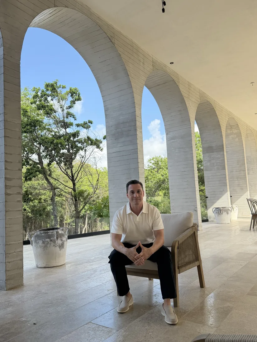 Villa con arcos de piedra abiertos a la selva en la Riviera Maya
