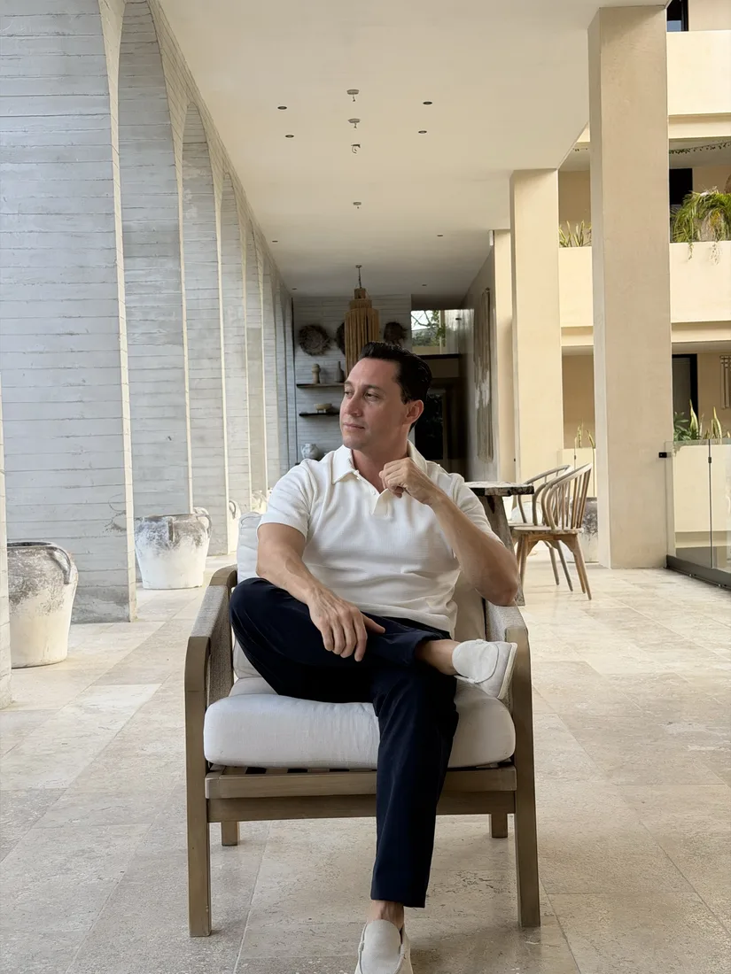 Interior minimalista de una villa de lujo en la Riviera Maya